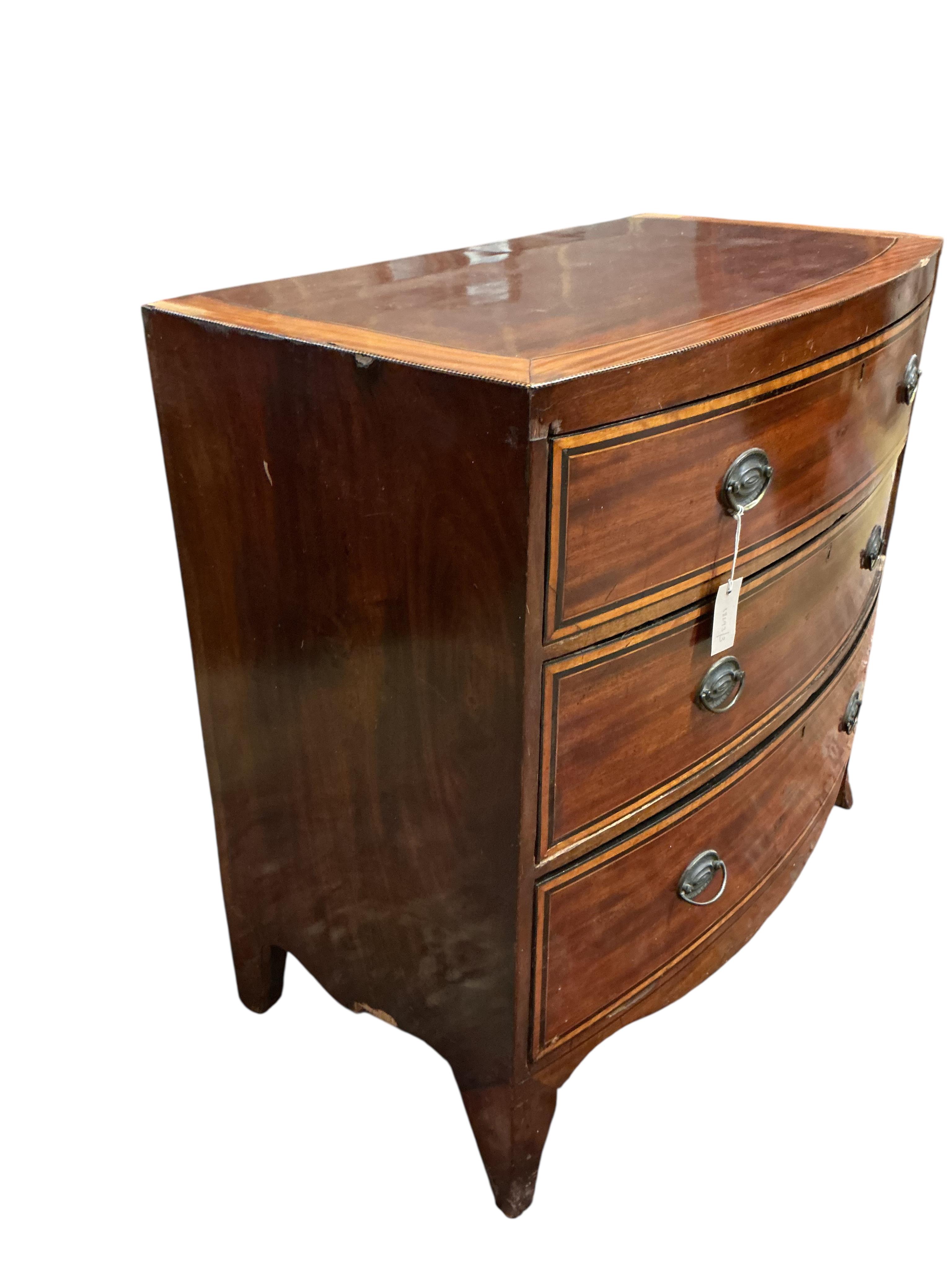 A Regency satinwood banded mahogany bow front chest, width 91cm, depth 51cm, height 89cm